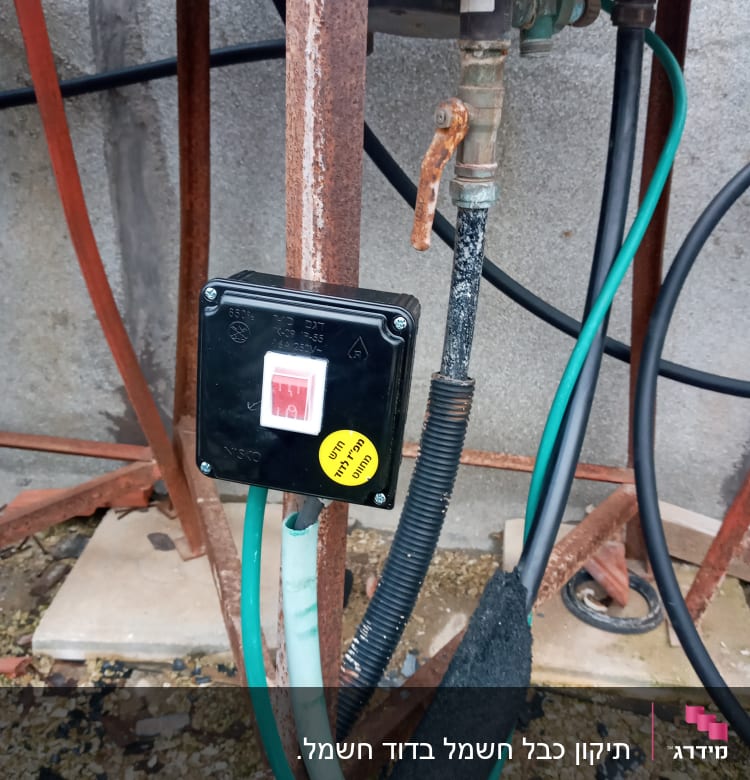 קופסת חשמל עם כבלים ירוקים ושחורים